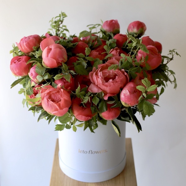 Bouquet "High summer" of Peonies in a hat box - Размер L