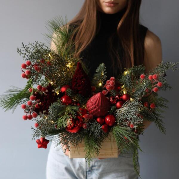 New Year's composition in a wooden box "Red velvet range" - Размер S с Гирляндой