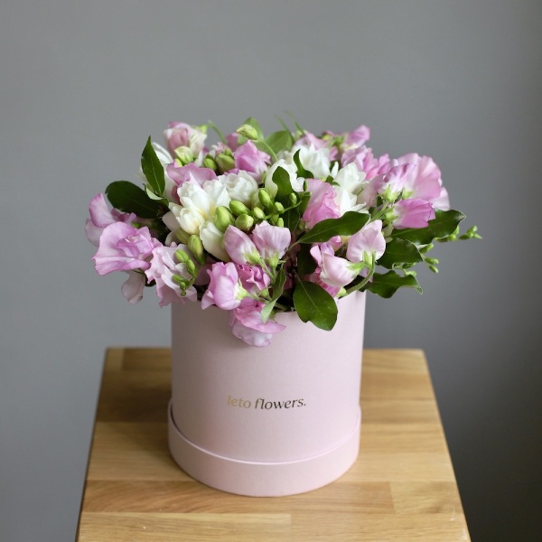 Sweet pea with Freesia in a hat box -  Размер S 
