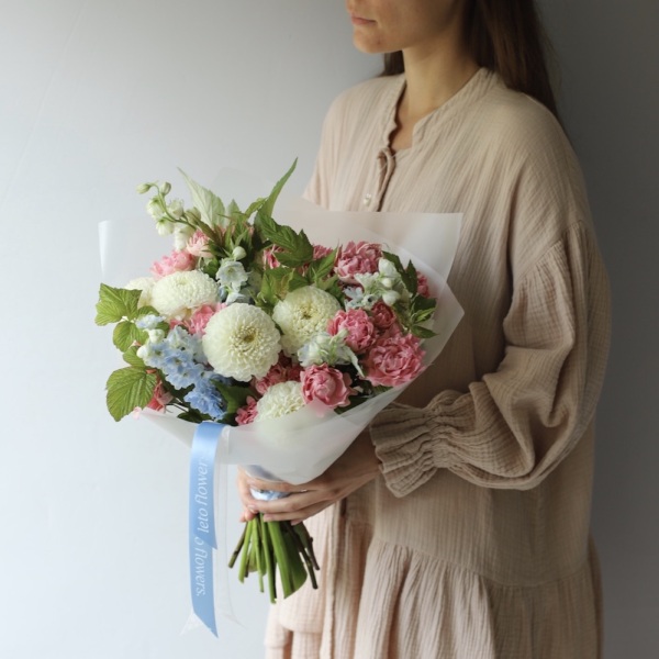 Dahlias with Spray Roses and Delphinium - Размер S