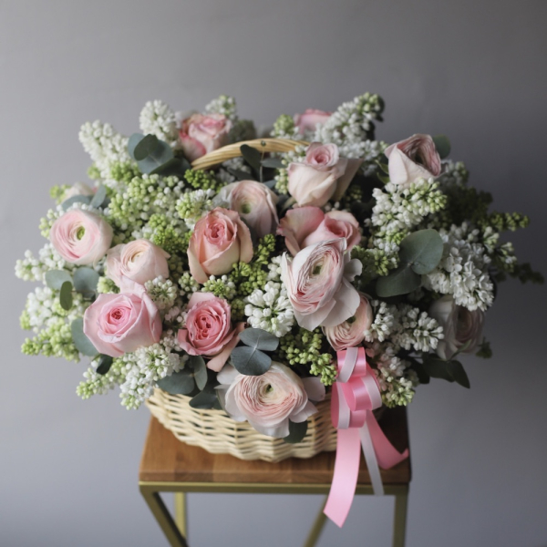 Ranunculus with Garden roses and Lilac in a basket - Размер L