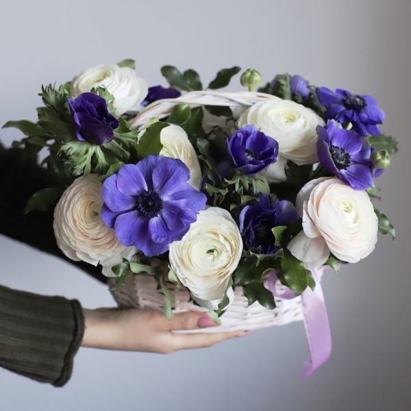 Ranunculus with Anemone in a basket Ranunculus with Anemone in a basket - Размер S