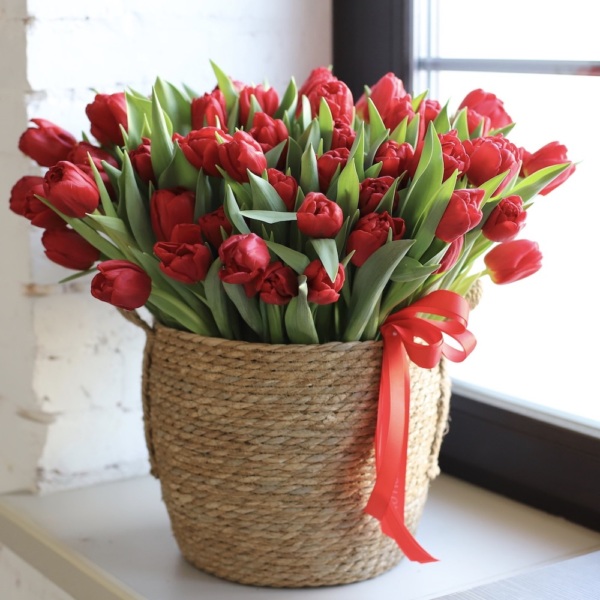 Tulips in a basket -  299 тюльпанов 