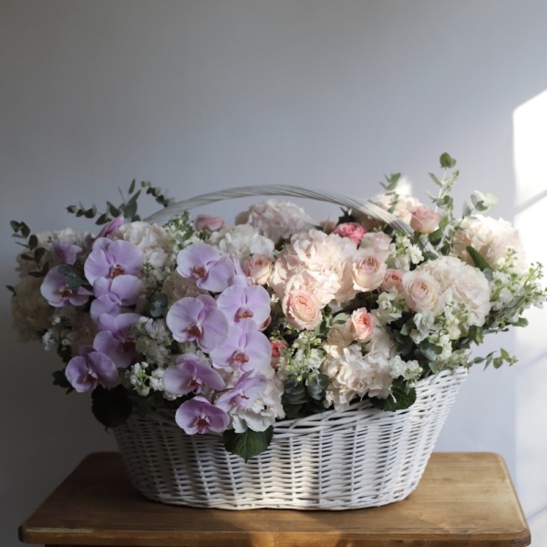 Basket with Hydrangeas, Stock, Garden Roses and Orchids - Размер 3XL