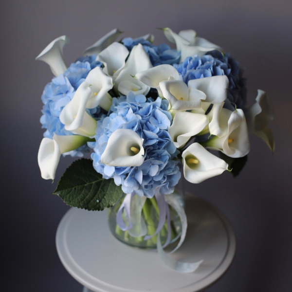 Hydrangea with Calla Lilies in a vase - Размер между M и L