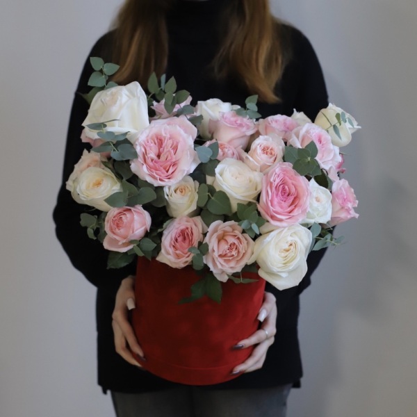 Garden Roses in a velvet hat box -  Размер M