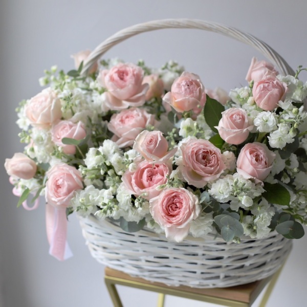 Basket with Spray Stock and Garden Roses - Размер L