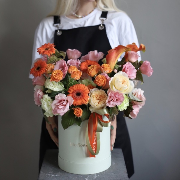 Surprise on a florisit taste in a hat box, bright - Размер M