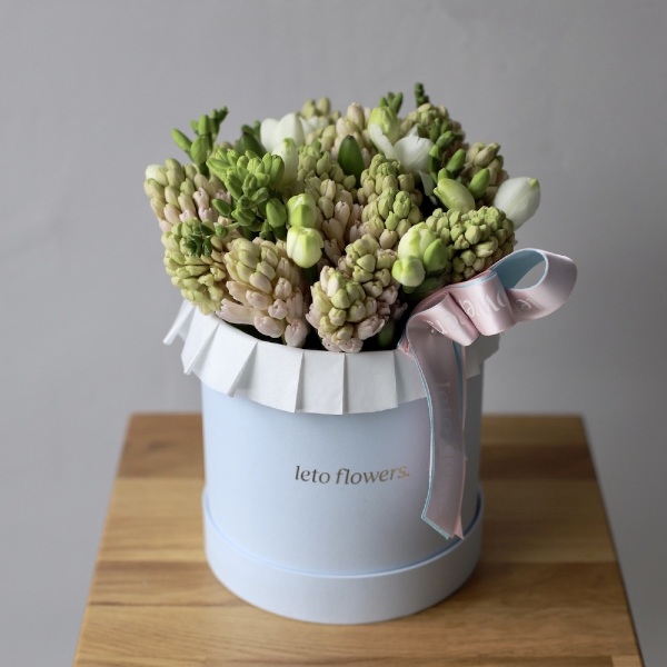 Hyacinthus with freesia in a hat box - Размер S 