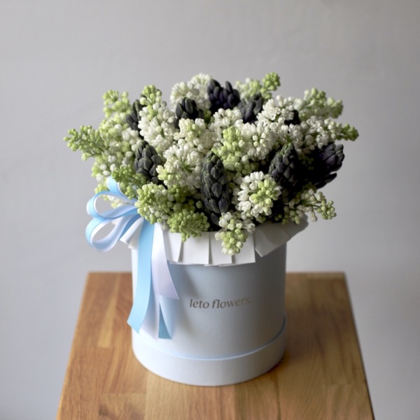 Lilac and Hyacinths in a hat box - Размер S 