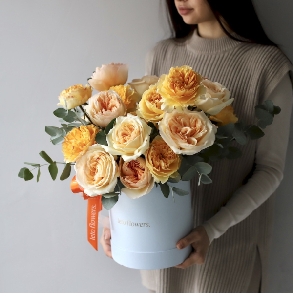 Garden roses of different sorts in a hat box - Размер M