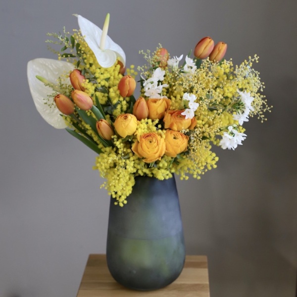 Sunny bouquet in a vase