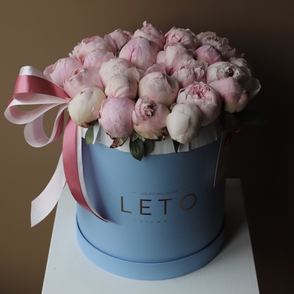 Light-pink Peonies in a hatbox - Размер L