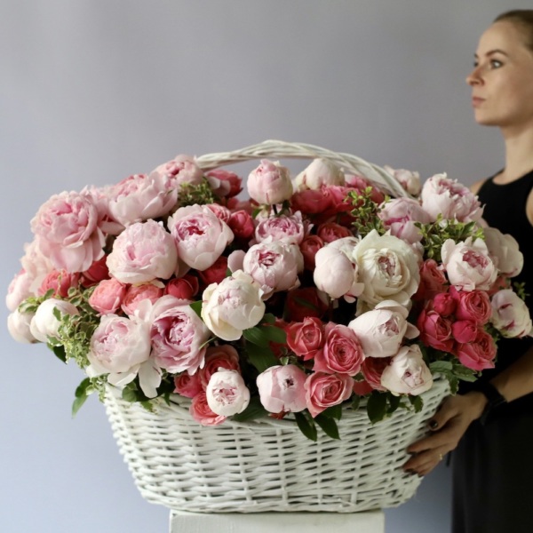 Peony with Spray Roses in a basket - Размер XL 
