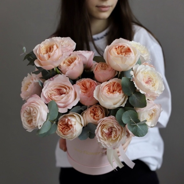 Garden roses of different sorts in a hat box - Размер S