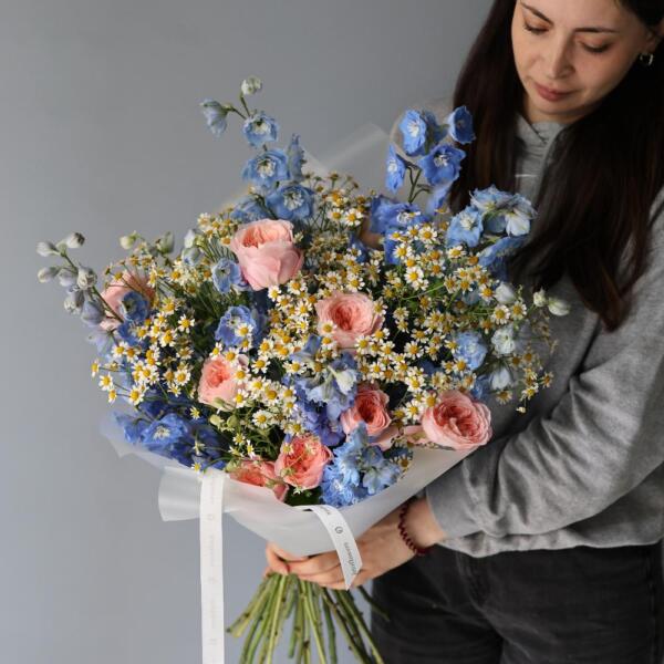 Garden roses with Daisies and Delphinium - Размер M