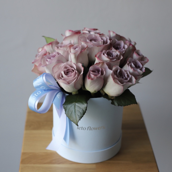 Lavender roses in a hat box - Размер S