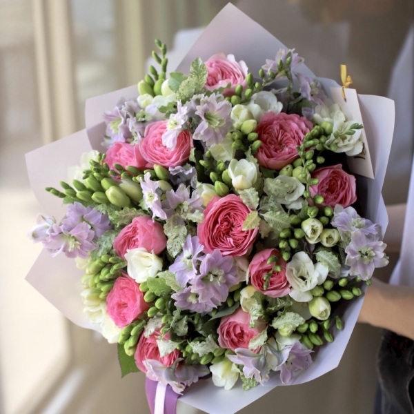 Garden Roses with Delphinium and Freesia - Размер M
