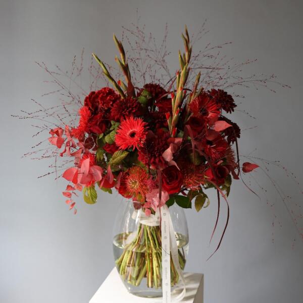 Red bouquet in a vase - Размер L