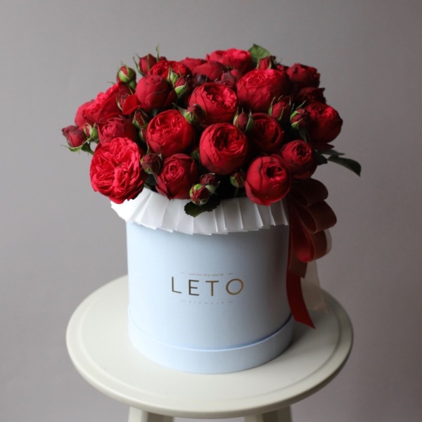 Bright garden roses in a hat box - Размер M 