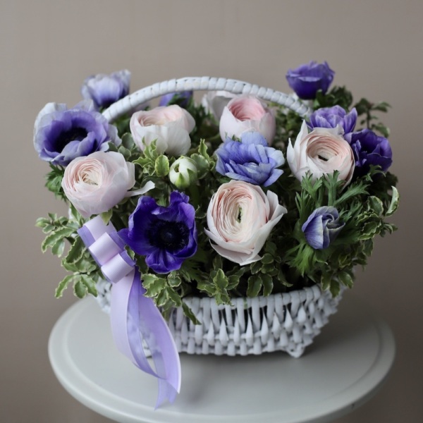 Ranunculus with Anemone in a basket - Размер S