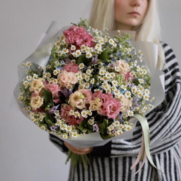 Lisiantus with Clematis, Oxypetalum and Chamomile - Размер M 