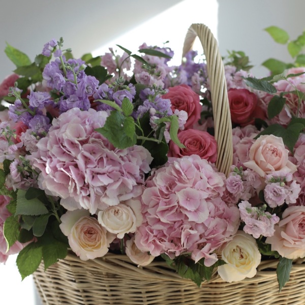 Basket with Hydrangeas, Stock, Garden Roses and Orchids -   Размер XL 