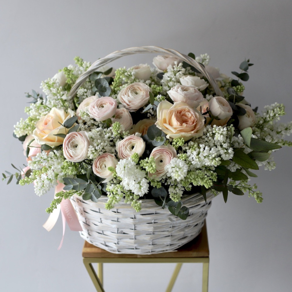 Ranunculus with Garden roses and Lilac in a basket -  Размер между XL и 2XL 