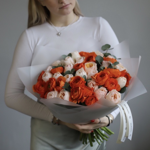 Ranunculus with Garden Roses, bright - Размер M