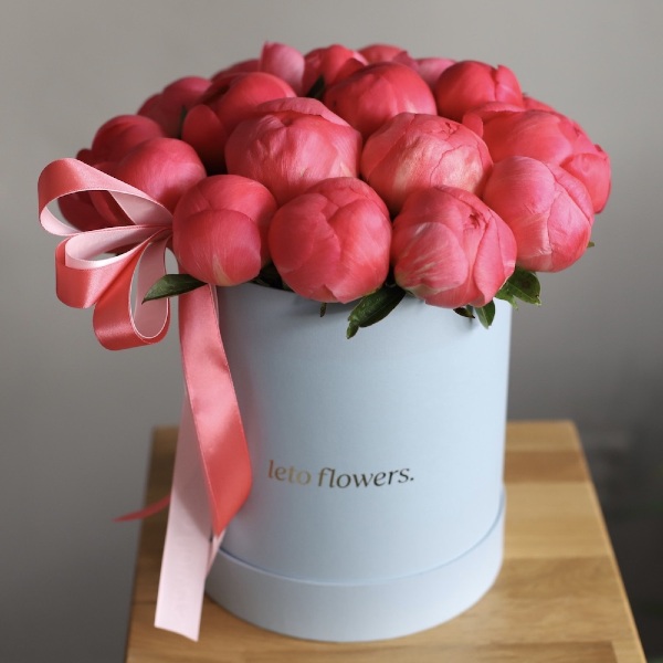 Coral peony in a hat box -  Размер M 