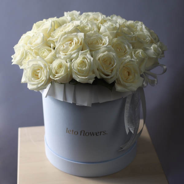 White roses in a hat box - Размер L