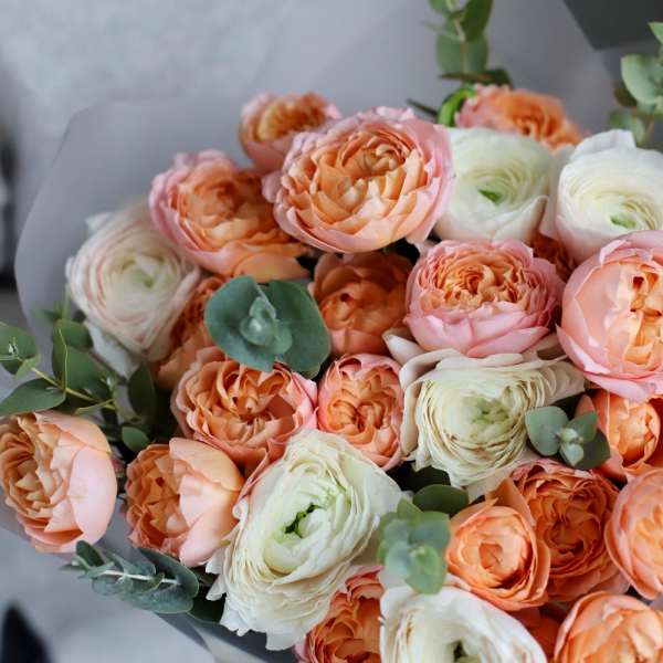 Ranunculus with Spray Roses - Размер S
