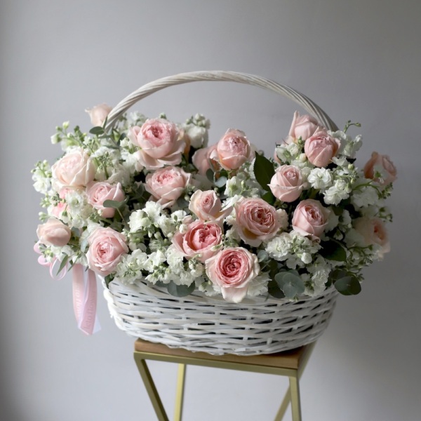 Basket with Spray Stock and Garden Roses -  Размер L 