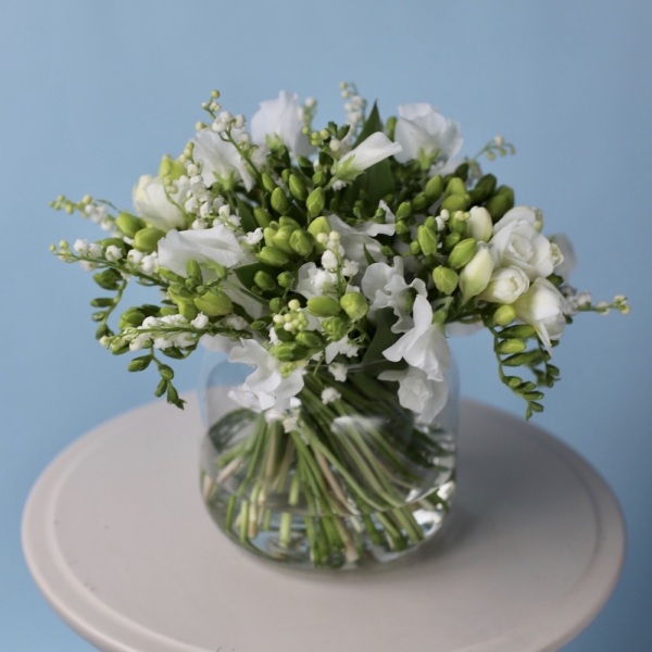 Lilies of the Valley with spring flowers in a vase - Размер M