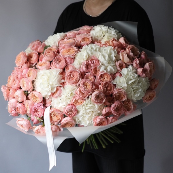 Hydrangeas with Spray Garden Roses - Размер M  