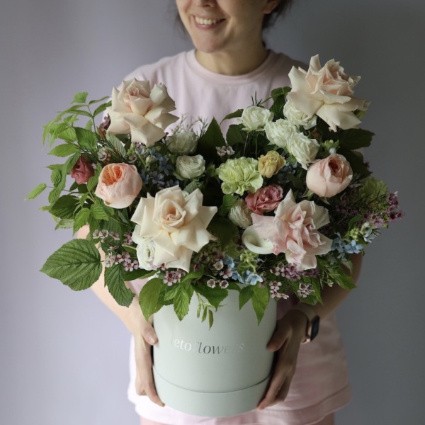 Surprise on a florisit taste in a hat box, light -  Размер M 