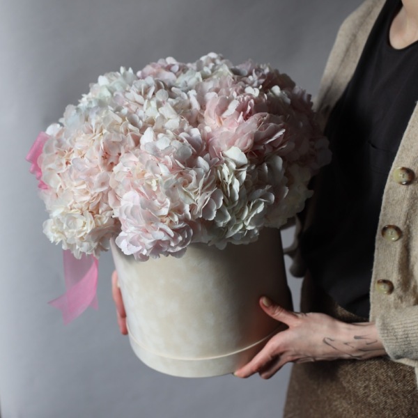Colombian Hydrangeas in a hat box Colombian Hydrangeas in a hat box - Размер L