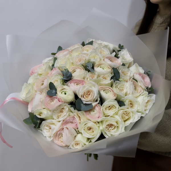 Ranunculus with Garden Roses, light - Размер L