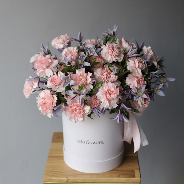 Carnations with Clematis in a hat box -  Размер M 