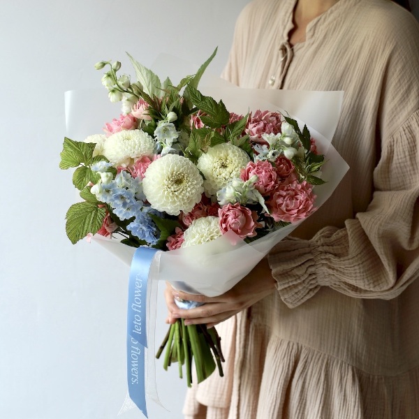 Dahlias with Spray Roses and Delphinium - Размер S