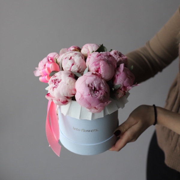 Light-pink Peonies in a hatbox - Размер S