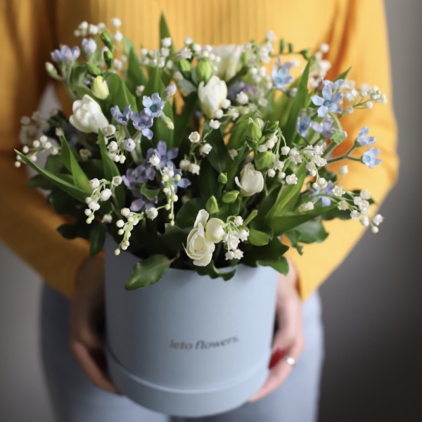 Lilies of the Valley with spring flowers in a hat box - Размер S 