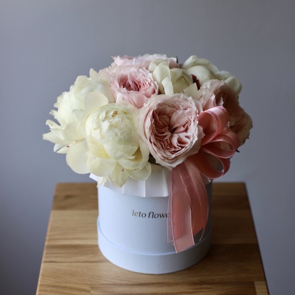 Peony with garden roses in a hat box