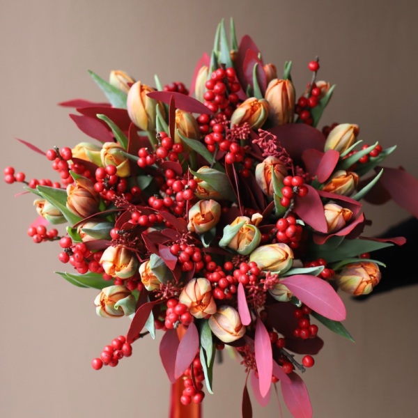 Tulips with Skimmia and Ilex Tulips with Skimmia and Ilex - Размер M
