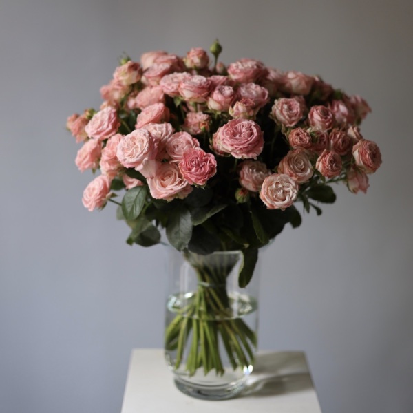Spray Roses in a vase -  29 кустовых роз 