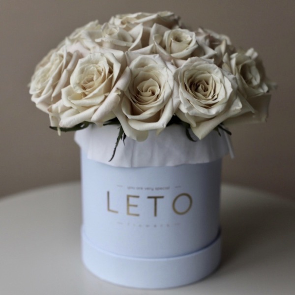 Nude roses in a hat box - Размер S