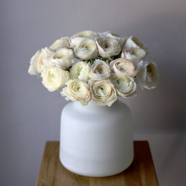 Ranunculus in a vase - 25 ранункулюсов