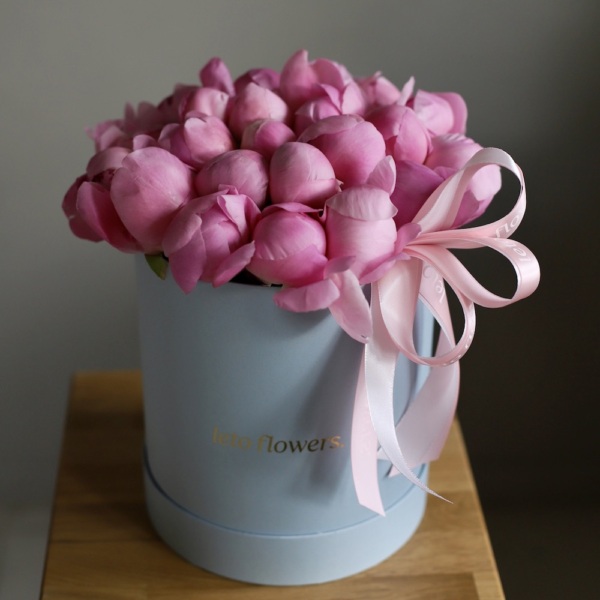 Bright-pink Peonies in a hat box -  Размер M 