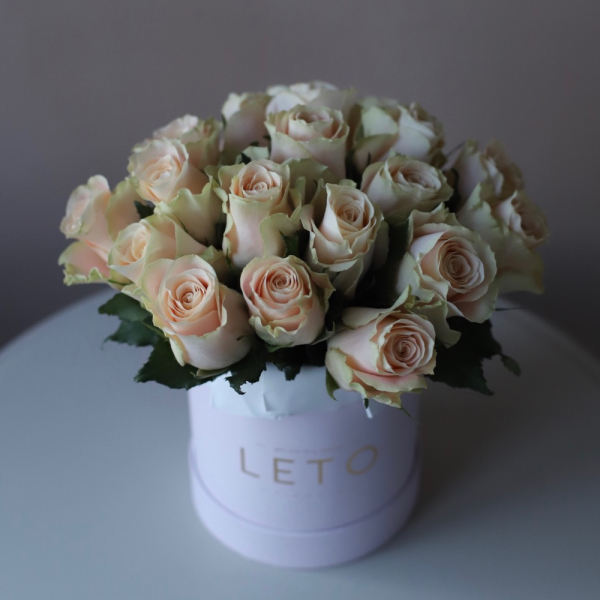 Creamy roses in a hat box - Размер S 