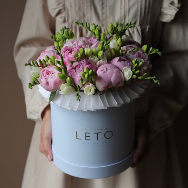 Peony with freesia in a hat box - Размер М 
